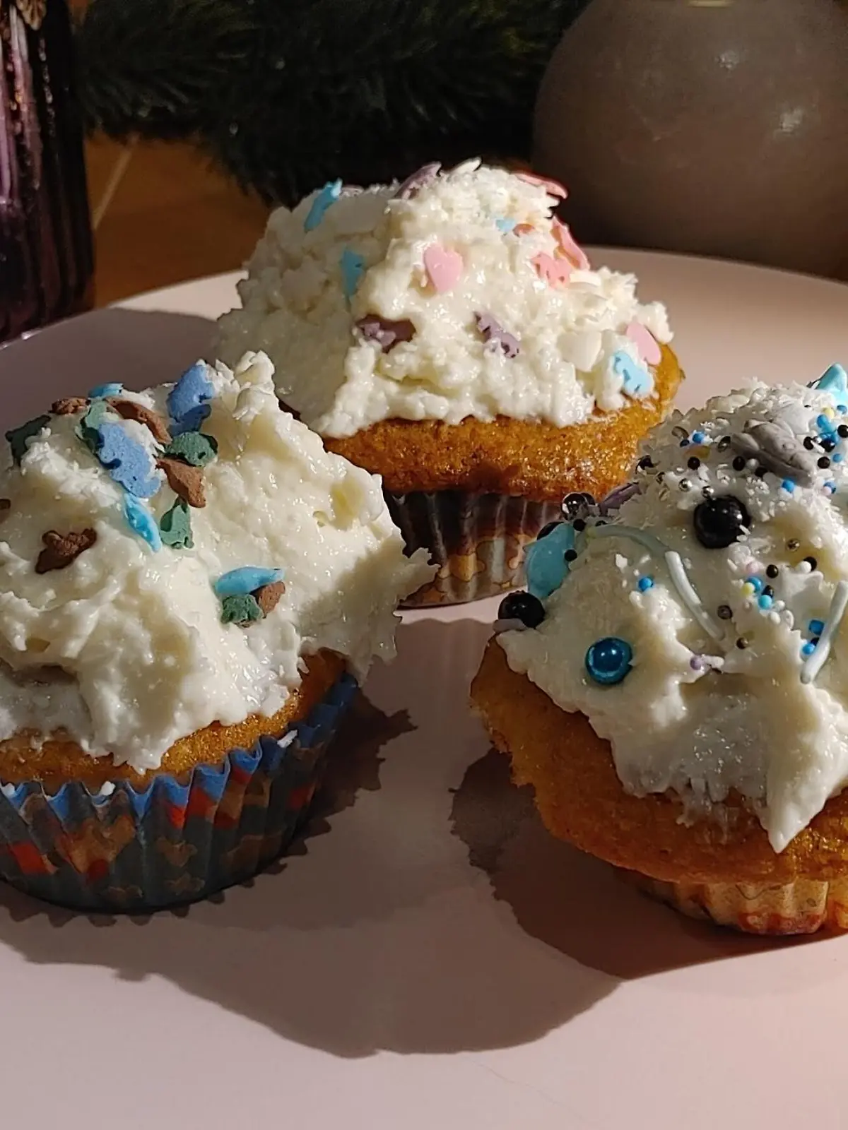 Die Cupcakes können nach Belieben dekoriert werden - wie hier mit Zuckerstreuseln. Die Haube kann auch weggelassen werden.