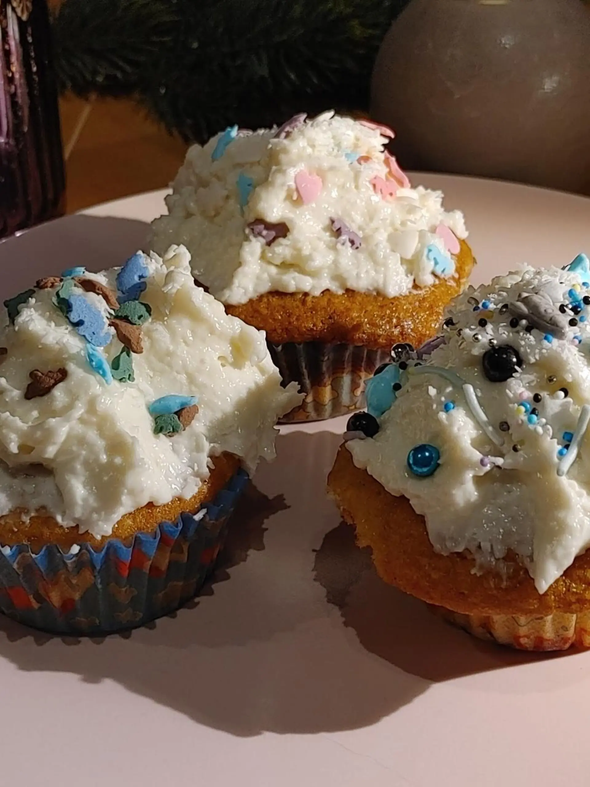 Die Cupcakes können nach Belieben dekoriert werden - wie hier mit Zuckerstreuseln. Die Haube kann auch weggelassen werden.