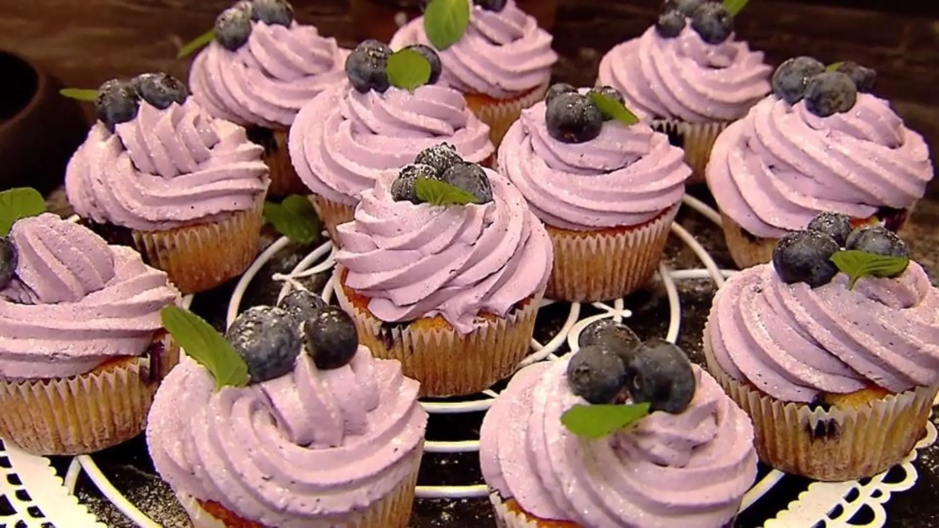 SO macht sie ihre fluffigen Blaubeer-Cupcakes Back-Queen Sally verrät: