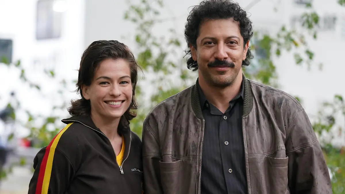 08.09.2022, Hamburg: Die Hauptdarstellerin Henriette Confurius und Hauptdarsteller Fahri Yardim stehen nach den Dreharbeiten "Die Quellen des Bösen" am Energiebunker im Stadtteil Wilhelmsburg. Derzeit laufen in Hamburg und Schleswig-Holstein die Dreharbeiten zu "Die Quellen des Bösen", einer Thriller-Serie aus der Nachwendezeit. Foto: Marcus Brandt/dpa +++ dpa-Bildfunk +++