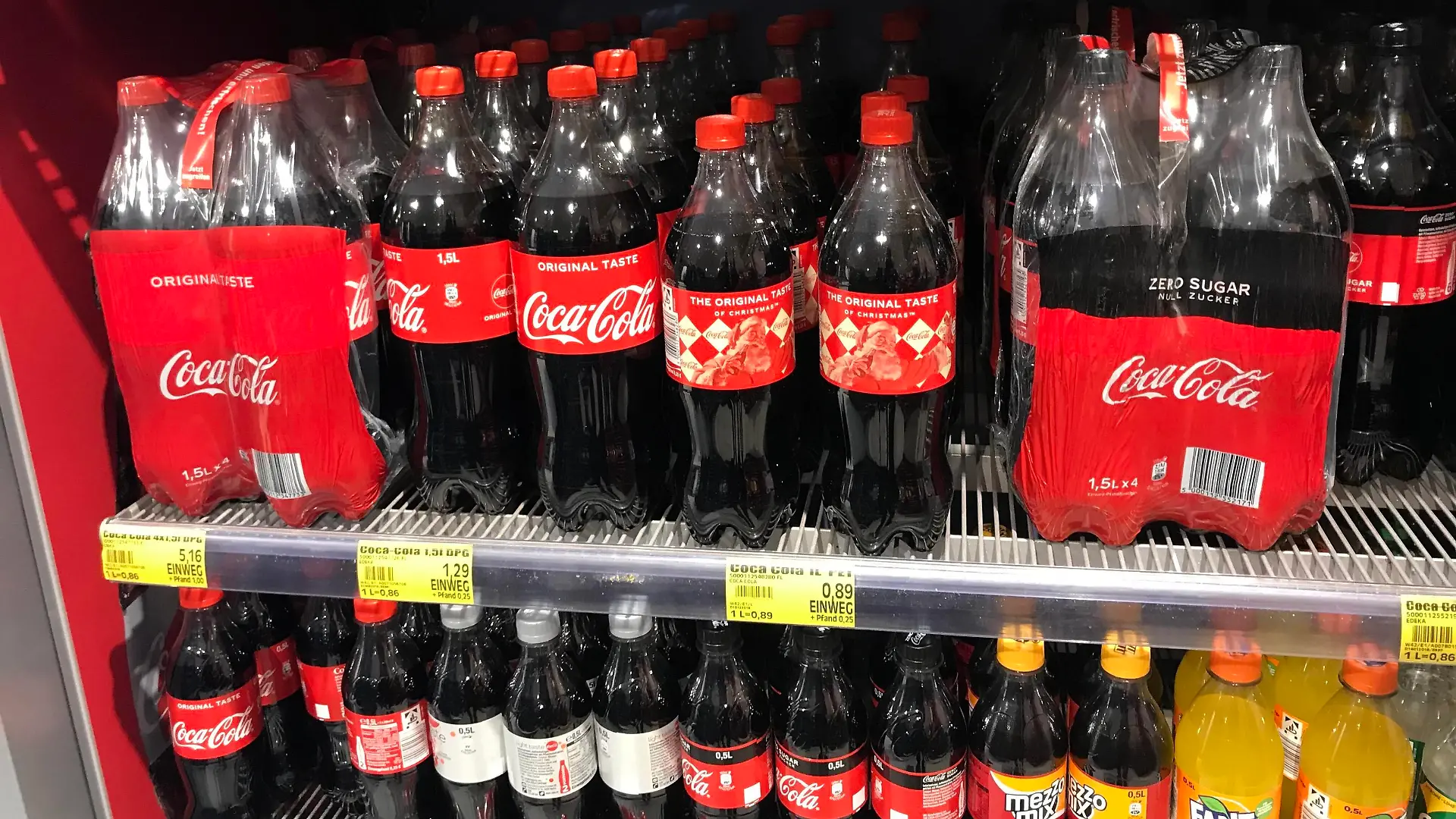 Coca Cola in einer Edeka Filiale in Hamburg 28.01.2019 *** Coca Cola in an Edeka branch in Hamburg 28 01 2019
