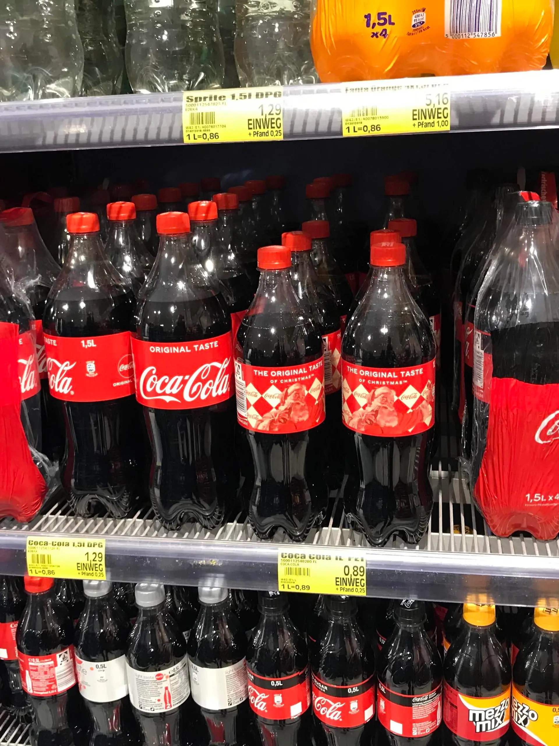 Coca Cola in einer Edeka Filiale in Hamburg 28.01.2019 *** Coca Cola in an Edeka branch in Hamburg 28 01 2019 