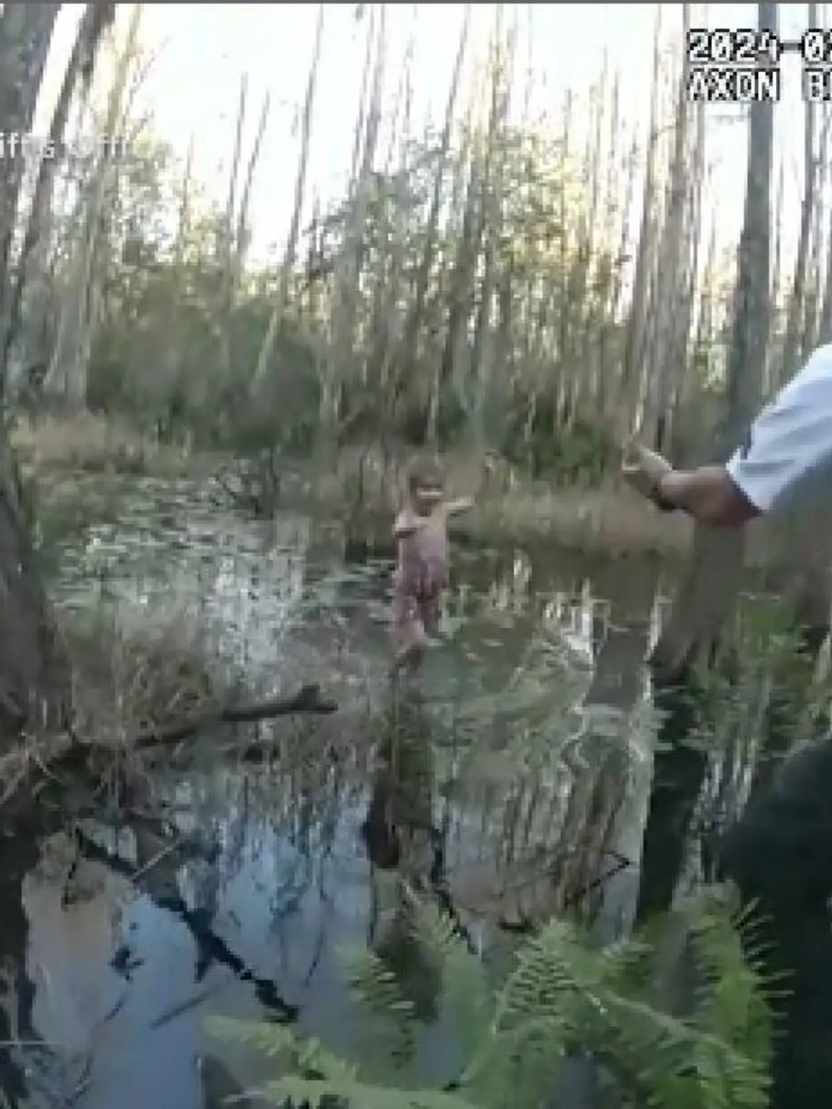 Polizisten retten ein autistisches Mädchen aus einem Sumpf in Florida.