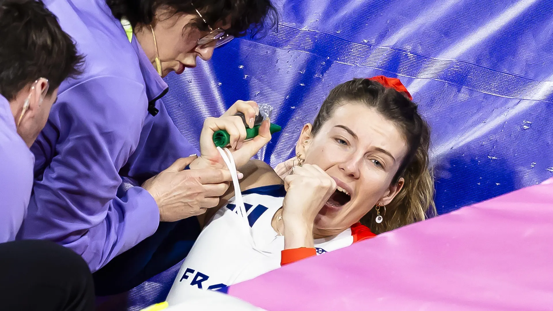 02.03.2024, Großbritannien, Glasgow: Leichtathletik/Halle: Weltmeisterschaft, Stabhochsprung, Frauen. Margot Chevrier aus Frankreich wird medizinisch behandelt, nachdem sie sich verletzt hat. Foto: Michael Buholzer/KEYSTONE/dpa +++ dpa-Bildfunk +++