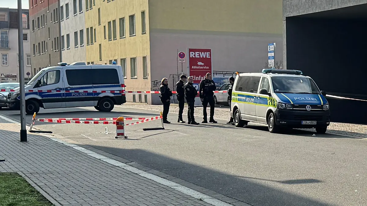 Polizisten sichern Spuren am Tatort in Magdeburg.