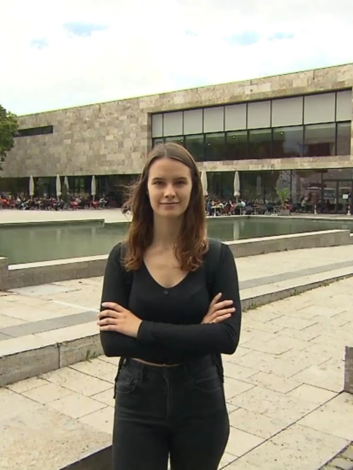Es hätte alles so schön sein können für Zoé Fernandes. Sie wurde, genau wie rund 280 andere Bewerber, für ein Medizinstudium an der Goethe-Universität in Frankfurt zugelassen. Doch nach der Freude kam der Schock: Die Uni hatte durch einen Übermittlungsfehler zu viele Nachrückerplätze an die Stiftung für Hochschulzulassung gemeldet. Das sind Plätze, die es gar nicht gibt. Nun steht Zoé vor einer ungewissen Zukunft – aber kampflos will sie ihren Traumstudienplatz nicht aufgeben.