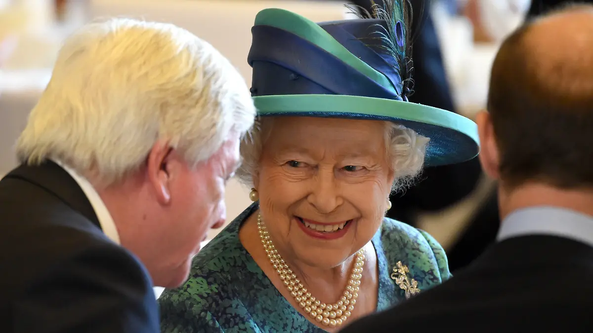 Die britische Königin Elizabeth II. unterhält sich am 25.06.2015 in Frankfurt am Main (Hessen) beim festlichen Mittagessen im Rathaus Römer mit dem hessischen Ministerpräsidenten Volker Bouffier (CDU). Die Queen und ihr Mann halten sich zu ihrem fünften Staatsbesuch in Deutschland auf. Foto: Boris Roessler/dpa