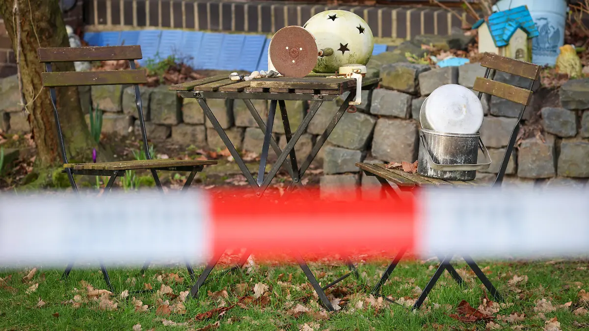 02.03.2024, Niedersachsen, Scheeßel: Gartendekoration steht hinter Absperrband der Polizei vor einem Haus in Westervesede in der Gemeinde Scheeßel, in dem am Vortag ein Mann zwei Personen erschossen haben soll. Der mutmassliche Täter, der noch zwei weitere Menschen erschossen haben soll, hatte sich an einer ebenfalls im Landkreis Rotenburg (Wümme) gelegenen Kaserne selbst gestellt. (zu dpa: «Nachbarn gedenken Opfern der Gewalttat im Kreis Rotenburg») Foto: Focke Strangmann/dpa +++ dpa-Bildfunk +++