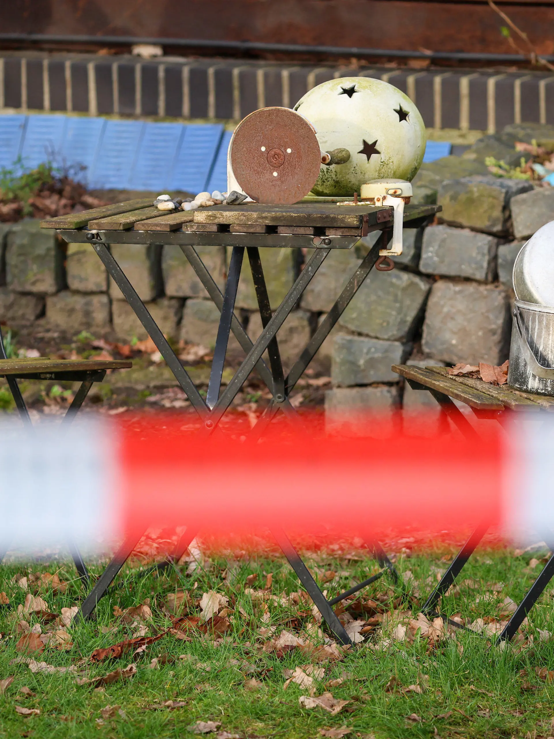 02.03.2024, Niedersachsen, Scheeßel: Gartendekoration steht hinter Absperrband der Polizei vor einem Haus in Westervesede in der Gemeinde Scheeßel, in dem am Vortag ein Mann zwei Personen erschossen haben soll. Der mutmassliche Täter, der noch zwei weitere Menschen erschossen haben soll, hatte sich an einer ebenfalls im Landkreis Rotenburg (Wümme) gelegenen Kaserne selbst gestellt. (zu dpa: «Nachbarn gedenken Opfern der Gewalttat im Kreis Rotenburg») Foto: Focke Strangmann/dpa +++ dpa-Bildfunk +++