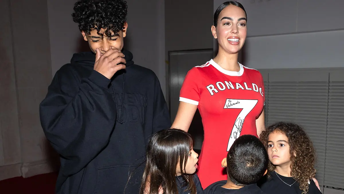 Paris Fashion Week, Vetements Modenschau - Georgina Rodriguez mit Kindern von Cristiano Ronaldo  Front Row du dÃ filÃ Vetements mode femme automne / hiver 2024-2025 lors de la Fashion Week de Paris PFW, au Pavillon Cambon Georgina Rodrigez au dÃ filÃ Vetements mode femme automne / hiver 2024-2025 lors de la Fashion Week de Paris PFW, au Pavillon Cambon , France, le 1er Mars 2024. JÃ rÃ my Melloul/Bestimage Vetements womenswear fall/winter 2024-2025 show during Paris Fashion Week PFW, at Pavillon Cambon, France, on March 1st, 2024. Paris France PUBLICATIONxINxGERxAUTxSUIxONLY Copyright: xJeremyxMelloulx/xBestimagexJeremyxMelloulx/xBestimagex