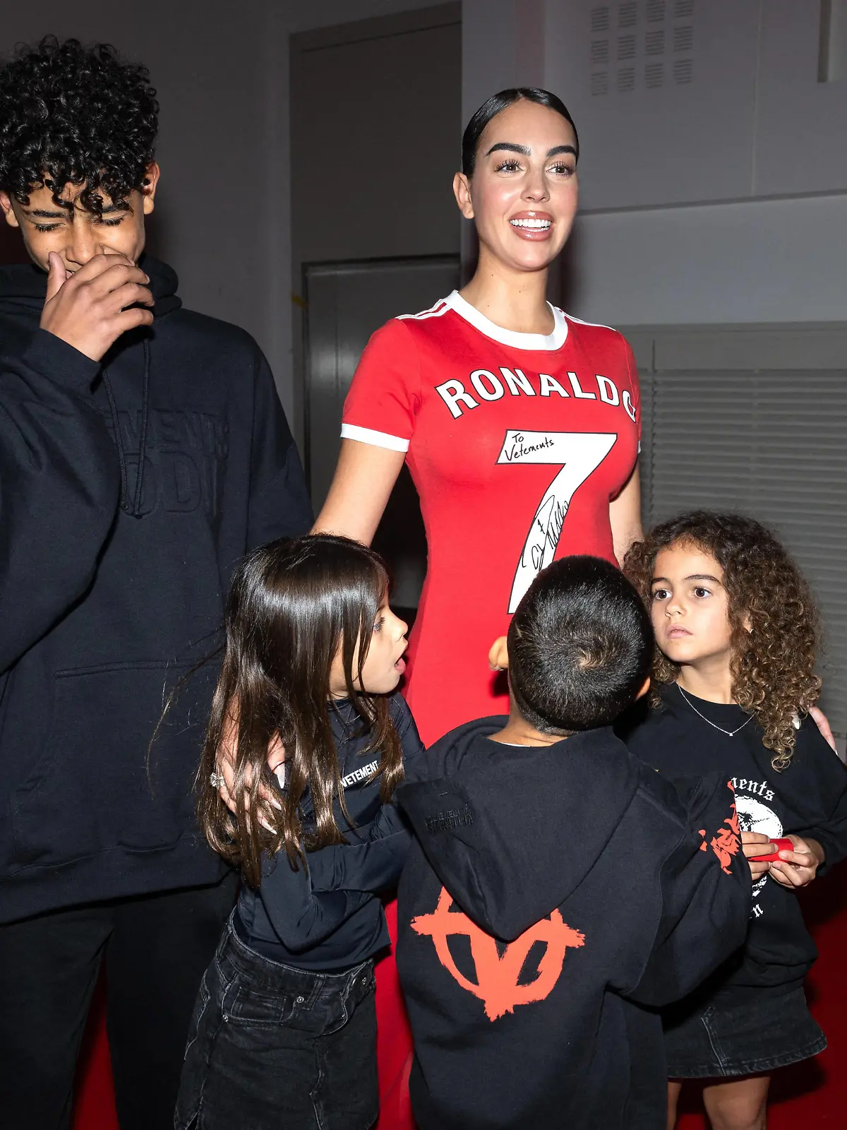 Paris Fashion Week, Vetements Modenschau - Georgina Rodriguez mit Kindern von Cristiano Ronaldo  Front Row du dÃ filÃ Vetements mode femme automne / hiver 2024-2025 lors de la Fashion Week de Paris PFW, au Pavillon Cambon Georgina Rodrigez au dÃ filÃ Vetements mode femme automne / hiver 2024-2025 lors de la Fashion Week de Paris PFW, au Pavillon Cambon , France, le 1er Mars 2024. JÃ rÃ my Melloul/Bestimage Vetements womenswear fall/winter 2024-2025 show during Paris Fashion Week PFW, at Pavillon Cambon, France, on March 1st, 2024. Paris France PUBLICATIONxINxGERxAUTxSUIxONLY Copyright: xJeremyxMelloulx/xBestimagexJeremyxMelloulx/xBestimagex