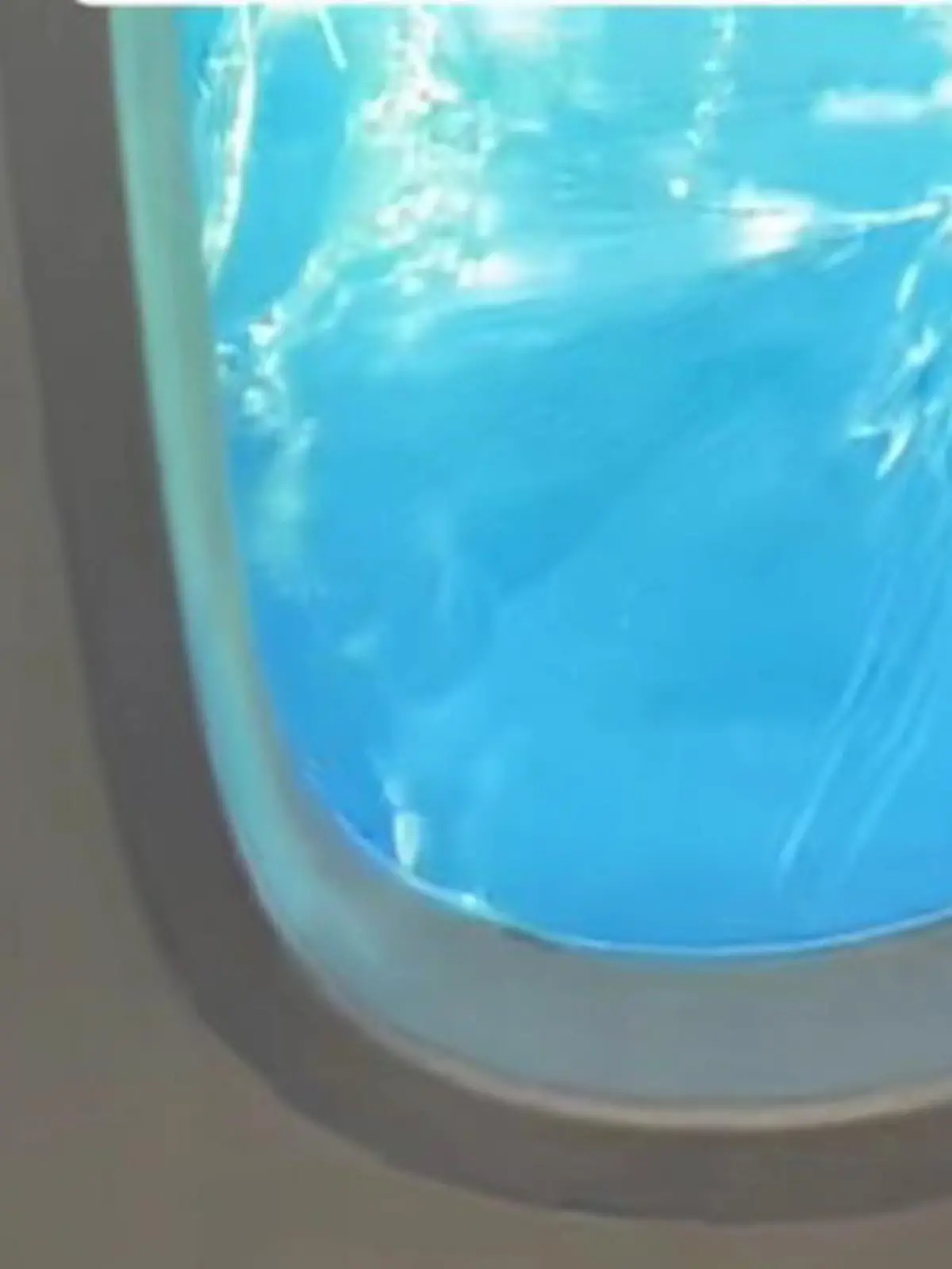 Im Flieger von Warschau nach New York splittert plötzlich die Fensterscheibe eines Passagiers. An Bord bricht Panik aus. Tristan filmt den Albtraum über den Wolken.