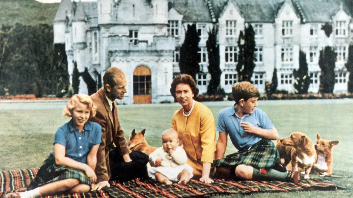 Queen Elizabeth II with her family 1960 Great Britain / Colour 35mm Transparency