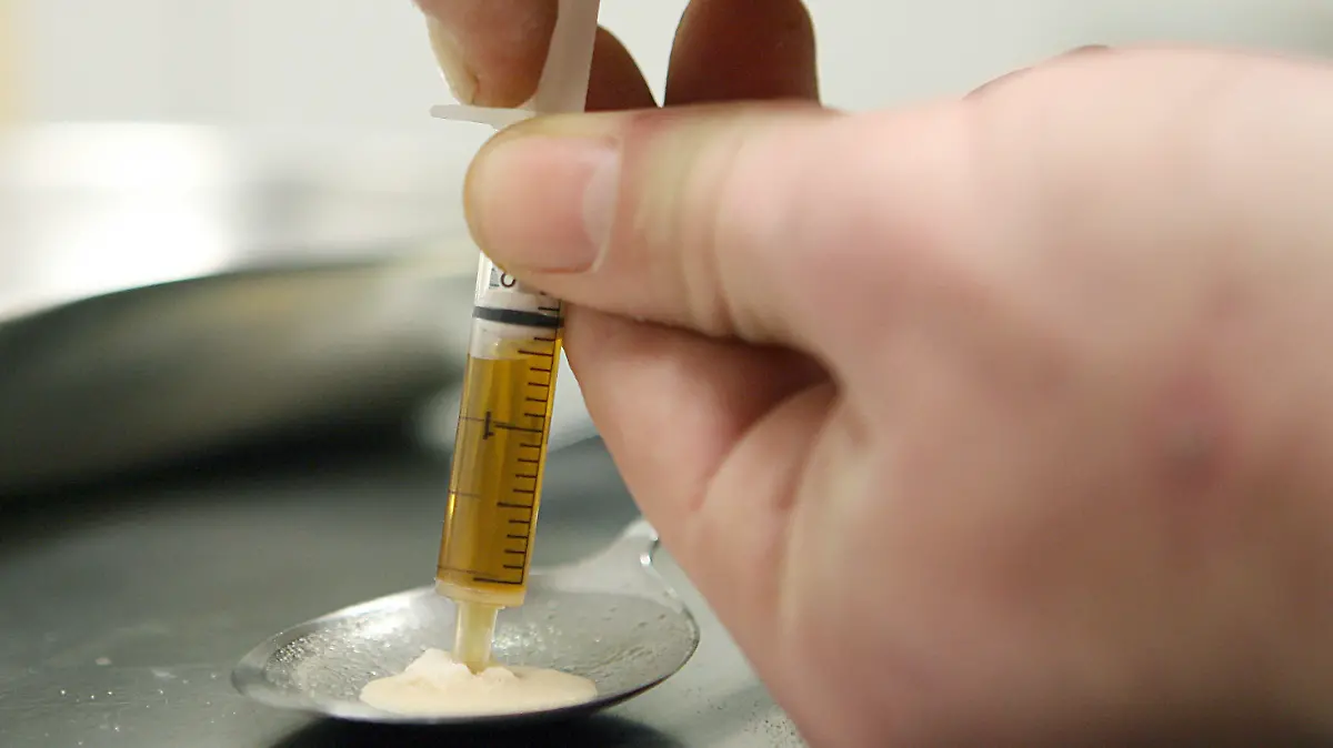 ARCHIV - 25.01.2007, Hessen, Frankfurt\main: Ein Drogenkonsument zieht Heroin in eine Spritze. Im Prozess gegen einen Mann, der seine todkranke Lebensgefährtin mit einer Überdosis Heroin umgebracht haben soll, werden am Landgericht Regensburg am 19.07.2019 die Plädoyers erwartet. Foto: Boris Roessler/dpa +++ dpa-Bildfunk +++