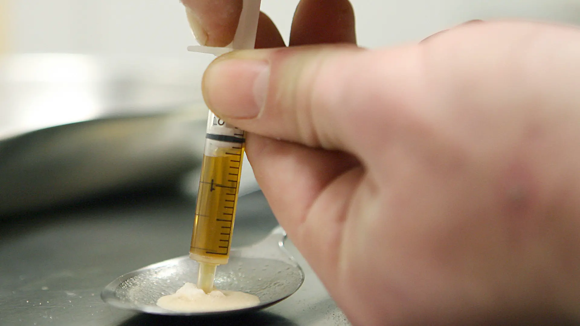 ARCHIV - 25.01.2007, Hessen, Frankfurt\main: Ein Drogenkonsument zieht Heroin in eine Spritze. Im Prozess gegen einen Mann, der seine todkranke Lebensgefährtin mit einer Überdosis Heroin umgebracht haben soll, werden am Landgericht Regensburg am 19.07.2019 die Plädoyers erwartet. Foto: Boris Roessler/dpa +++ dpa-Bildfunk +++