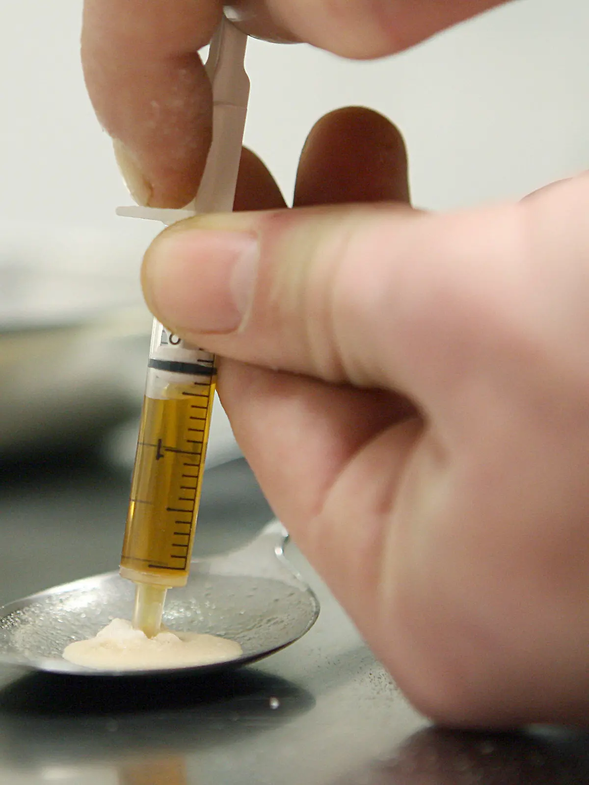 ARCHIV - 25.01.2007, Hessen, Frankfurt\main: Ein Drogenkonsument zieht Heroin in eine Spritze. Im Prozess gegen einen Mann, der seine todkranke Lebensgefährtin mit einer Überdosis Heroin umgebracht haben soll, werden am Landgericht Regensburg am 19.07.2019 die Plädoyers erwartet. Foto: Boris Roessler/dpa +++ dpa-Bildfunk +++