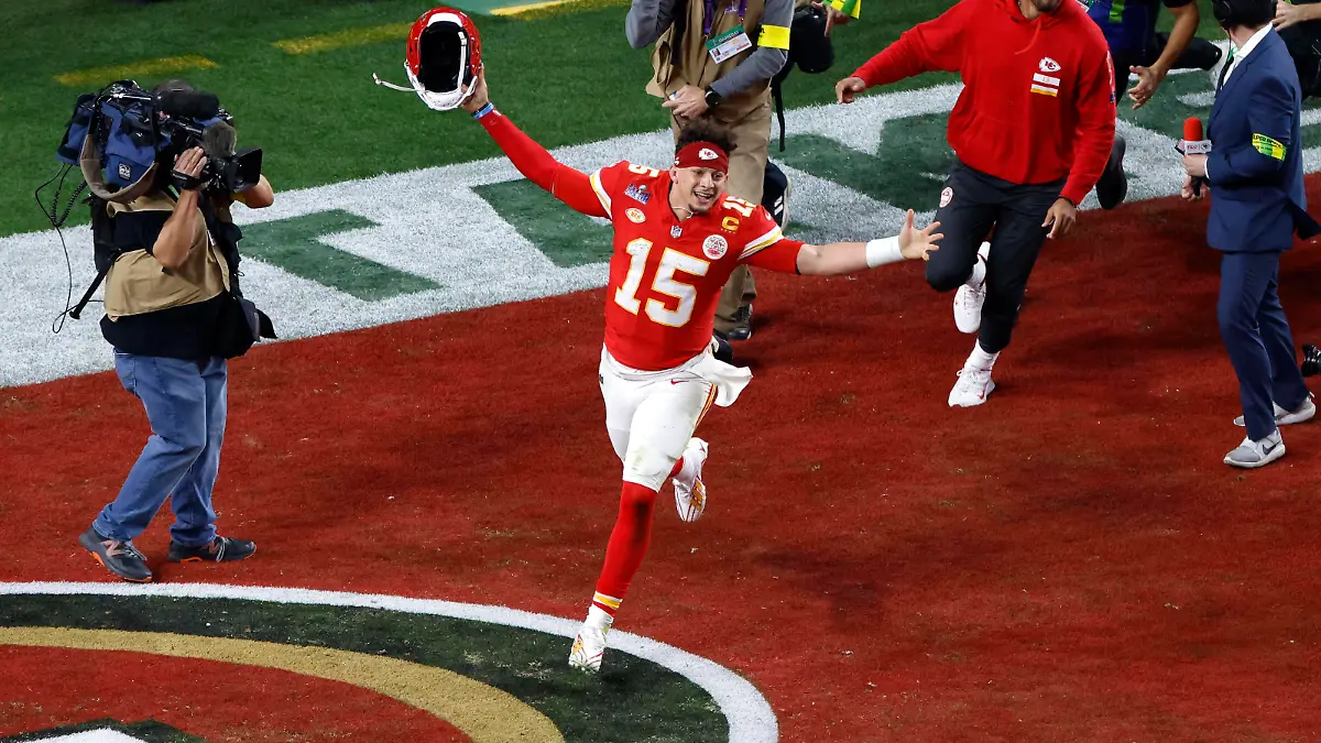 Kansas City Chiefs quarterback Patrick Mahomes 15 celebrates after he throws the game winning touchdown during NFL, American Football Herren, USA Super Bowl 58 LVIII football game between the San Francisco 49ers and the Kansas City Chiefs in Las Vegas NV on Feb 11, 2024 /CSM. Las Vegas United States of America - ZUMAc04_ 20240211_faf_c04_091 Copyright: xCharlesxBausx