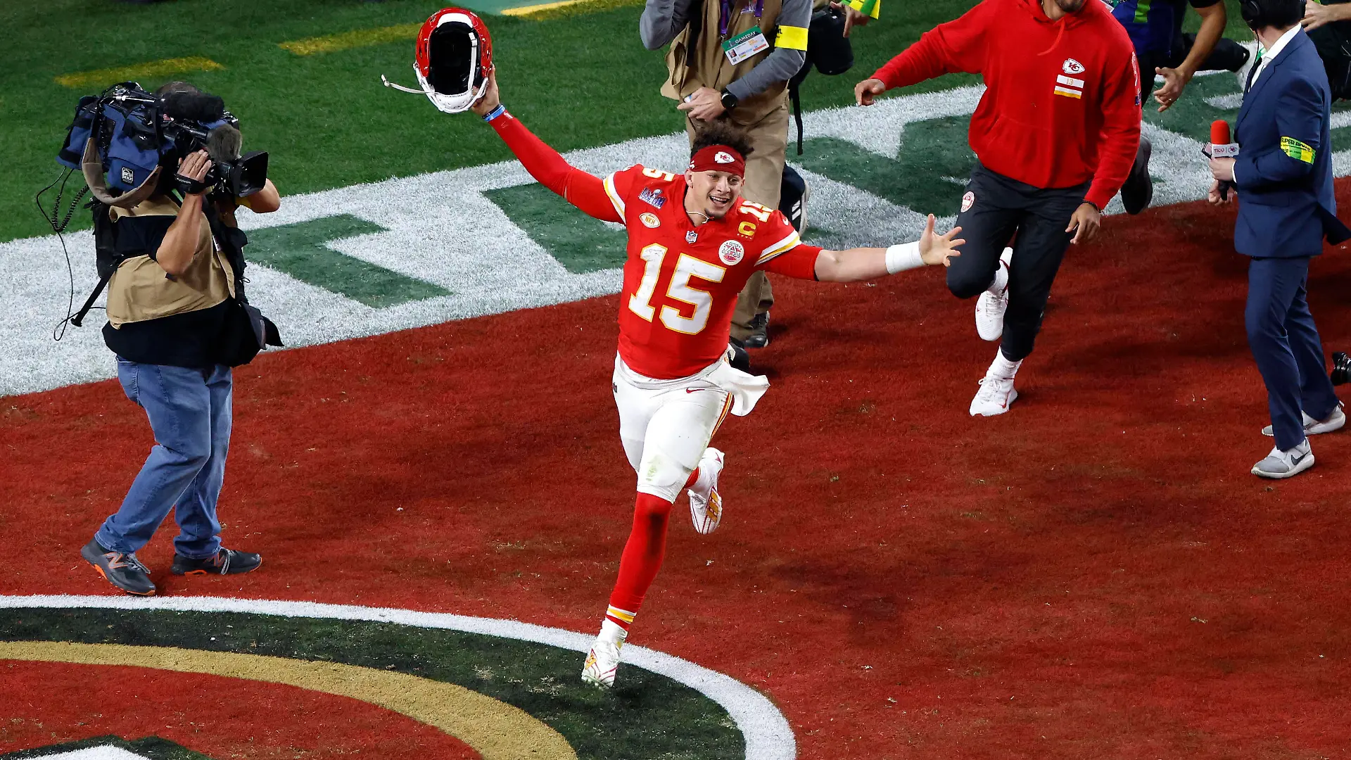 Kansas City Chiefs quarterback Patrick Mahomes 15 celebrates after he throws the game winning touchdown during NFL, American Football Herren, USA Super Bowl 58 LVIII football game between the San Francisco 49ers and the Kansas City Chiefs in Las Vegas NV on Feb 11, 2024 /CSM. Las Vegas United States of America - ZUMAc04_ 20240211_faf_c04_091 Copyright: xCharlesxBausx