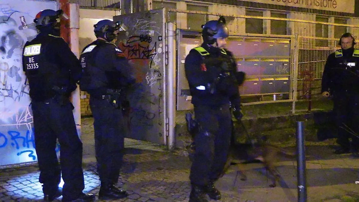 03.03.2024, Berlin: Einsatzkräfte der Polizei verschaffen sich Zugang zu einem Nebengebäude eines Bauwagengeländes. Nach dem RAF-Polizeieinsatz in Berlin gehen die Ermittler davon aus, dass der gesuchte Ex-Terrorist Burkhard Garweg sich auf dem durchsuchten Bauwagengelände aufgehalten hatte. Seine mutmaßliche Unterkunft wurde beschlagnahmt und für kriminaltechnische Untersuchungen abtransportiert. Foto: Dominik Totaro/dpa +++ dpa-Bildfunk +++