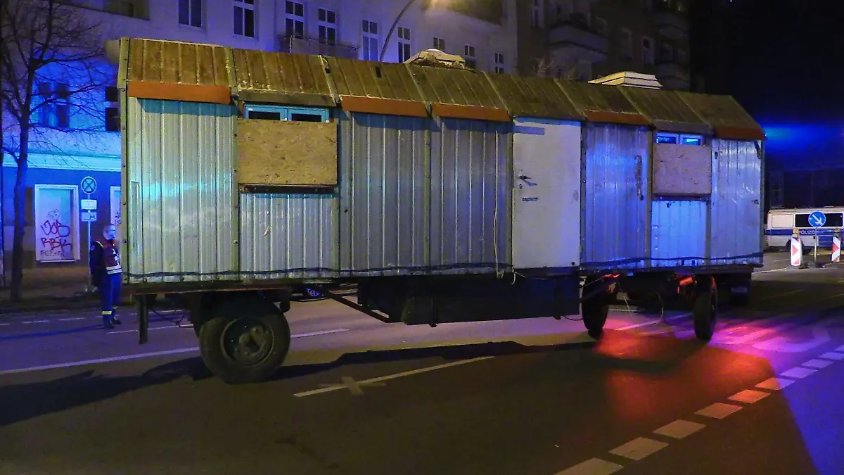 04.03.2024, Berlin: Der Bauwagen, der im Zuge der Fahndung nach den gesuchten Ex-RAF-Terroristen Staub und Garweg beschlagnahmt wurde, wird mittels eines THW-LKW abgeschleppt. Die Polizei am frühen Montagmorgen den Bauwagen von einem links-alternativen Gelände in Berlin abtransportieren lassen. Foto: Dominik Totaro/dpa +++ dpa-Bildfunk +++