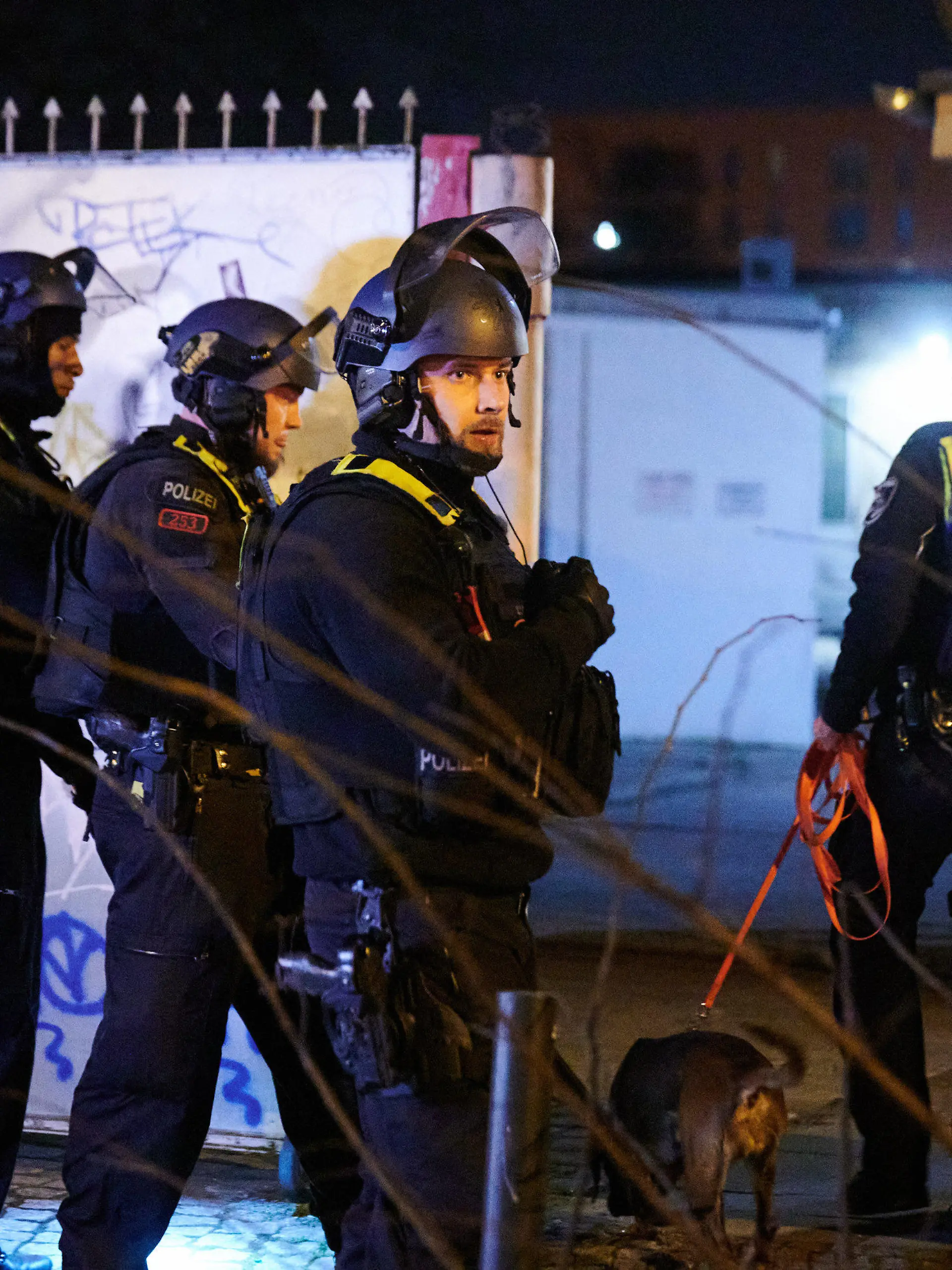 03.03.2024, Berlin: Einsatzkräfte der Polizei verschaffen sich Zugang zu einem Nebengebäude des Bauwagengeländes. Schon am frühen Sonntagmorgen hatte die Polizei Teile des links-alternativen Bauwagengeländes im Stadtteil Friedrichshain untersucht - im Zusammenhang mit der Fahndung» nach den gesuchten Ex-RAF-Terroristen Staub und Garweg, wie das LKA Niedersachsen mitteilte. Ermittler davon aus, dass sich Garweg auf dem durchsuchten Gelände aufgehalten hatte. Foto: Annette Riedl/dpa +++ dpa-Bildfunk +++