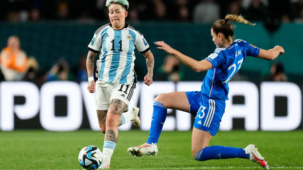 Yamila Tamara Rodriguez of Argentina and SE Palmeiras and Cecilia Salvai of Italy and Juventus compete for the ball during the FIFA Women's World Cup Australia & New Zealand 2023 Group G match between Italy and Argentina at Eden Park on July 24, 2023 in Auckland / TÄmaki Makaurau, New Zealand. (Photo by Jose Breton/Pics Action/NurPhoto)
