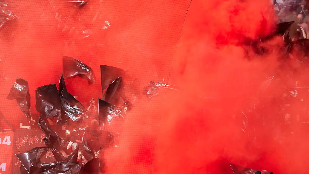Köln, RheinEnergieStadion, 03.03.2024: Leverkusen Fans im Gästeblock zünden Bengalos beim Spiel der 1.Bundesliga 1.FC Köln vs. Bayer 04 Leverkusen. *** Cologne, RheinEnergieStadion, 03 03 2024 Leverkusen fans in the visitors block set off Bengalos during the Bundesliga match between 1 FC Köln and Bayer 04 Leverkusen