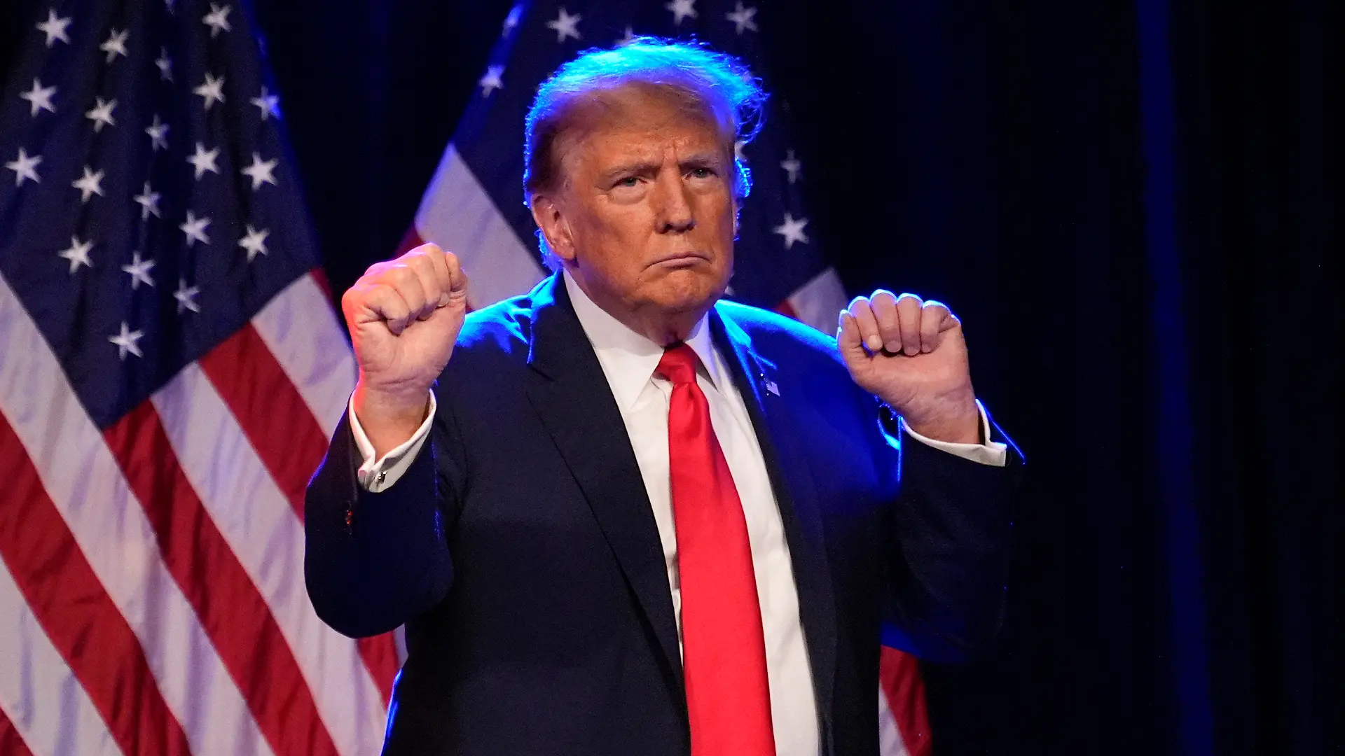 09.02.2024, USA, Las Vegas: Donald Trump, ehemaliger US-Präsident und Bewerber um die Präsidentschaftskandidatur der Republikaner, gestikuliert auf der Bühne, nachdem er bei einer Caucus Night Rally in Las Vegas gesprochen hat. Die sogennannten Caucus-Treffen starten nach deutscher Zeit in der Nacht zum Freitag (09.02.2024). Das Prozedere bei den Caucus-Treffen ist kompliziert und unterscheidet sich deutlich von Abstimmungen per Wahlzettel. Wegen einer Besonderheit in Nevada ist dem republikanischen Präsidentschaftsbewerber Donald Trump ein Sieg bei der Abstimmung quasi schon sicher: Er ist der einzige Anwärter bei dem Votum. Foto: Alex Brandon/AP/dpa +++ dpa-Bildfunk +++