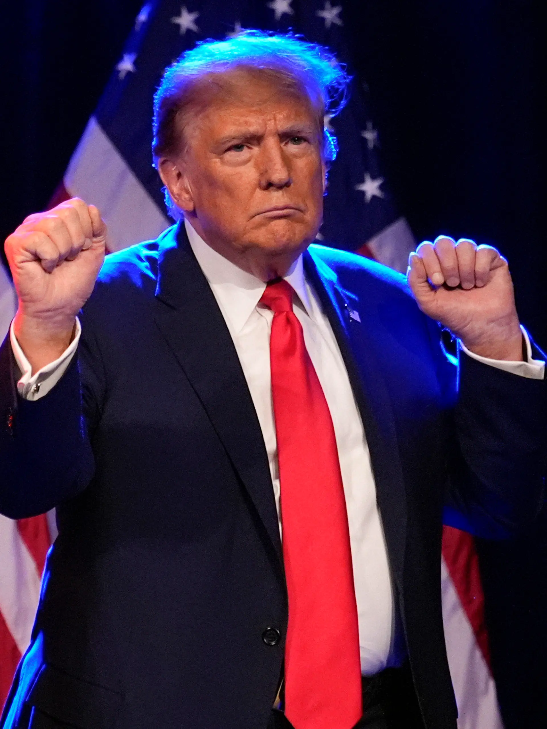 09.02.2024, USA, Las Vegas: Donald Trump, ehemaliger US-Präsident und Bewerber um die Präsidentschaftskandidatur der Republikaner, gestikuliert auf der Bühne, nachdem er bei einer Caucus Night Rally in Las Vegas gesprochen hat. Die sogennannten Caucus-Treffen starten nach deutscher Zeit in der Nacht zum Freitag (09.02.2024). Das Prozedere bei den Caucus-Treffen ist kompliziert und unterscheidet sich deutlich von Abstimmungen per Wahlzettel. Wegen einer Besonderheit in Nevada ist dem republikanischen Präsidentschaftsbewerber Donald Trump ein Sieg bei der Abstimmung quasi schon sicher: Er ist der einzige Anwärter bei dem Votum. Foto: Alex Brandon/AP/dpa +++ dpa-Bildfunk +++