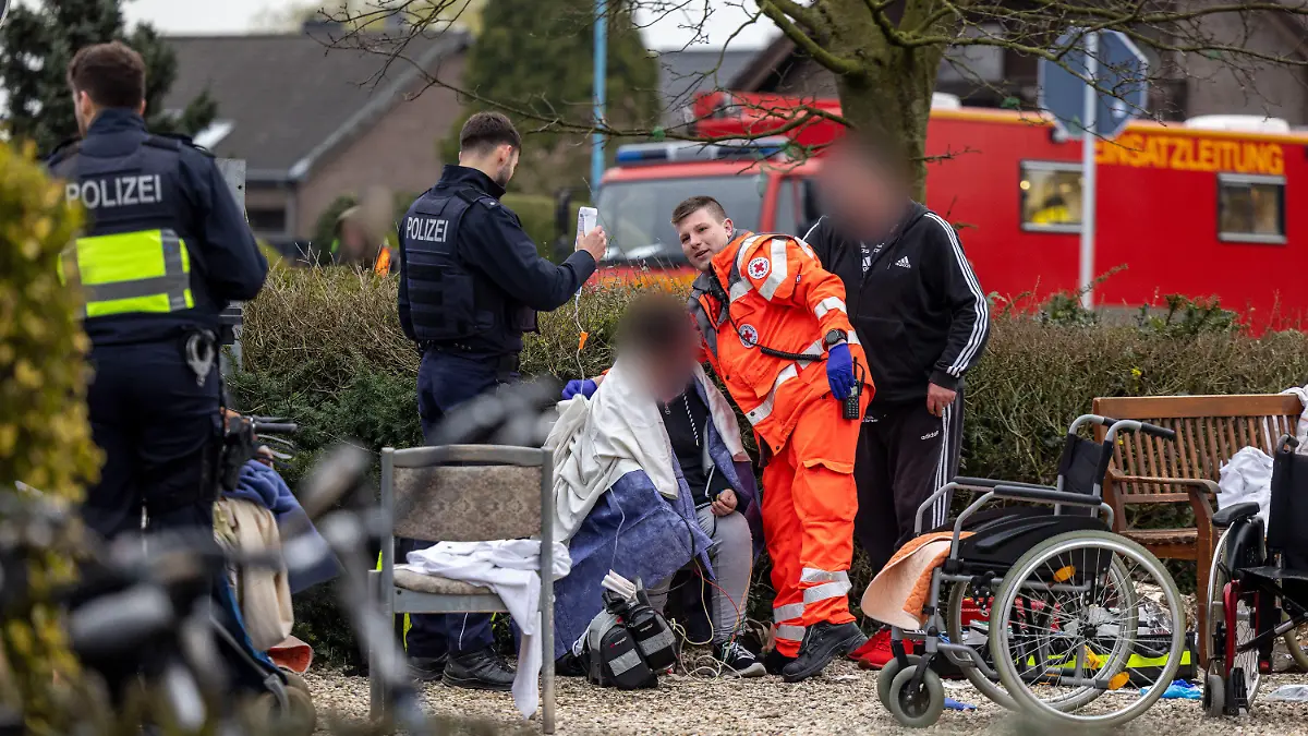 04.03.2024, Nordrhein-Westfalen, Bedburg-Hau: Bewohner eines Seniorenheimes werden ausserhalb der Einrichtung medizinisch versorgt. In der Seniorenresidenz im niederrheinischen Bedburg-Hau sind bei dem Brand mehrere Menschen gestorben. Foto: Christoph Reichwein/dpa - ACHTUNG: Die Personen wurde aus rechtlichen Gründen gepixelt +++ dpa-Bildfunk +++