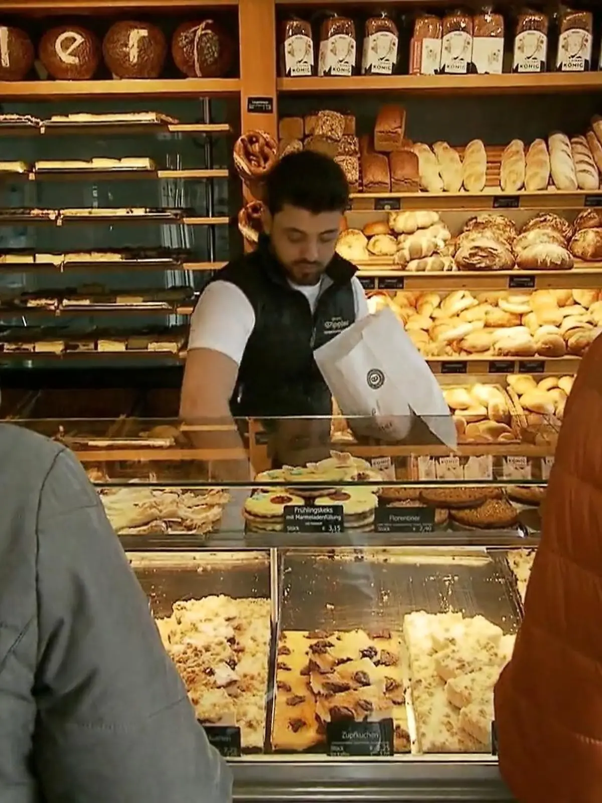 In der Bäckerei Wippler kosten die Brötchen am Sonntag ein paar Cent mehr. So verlangt die Bäckerei für das Weizen-Doppelbrötchen von Montag bis Samstag 80 Cent, am Sonntag 90 Cent.