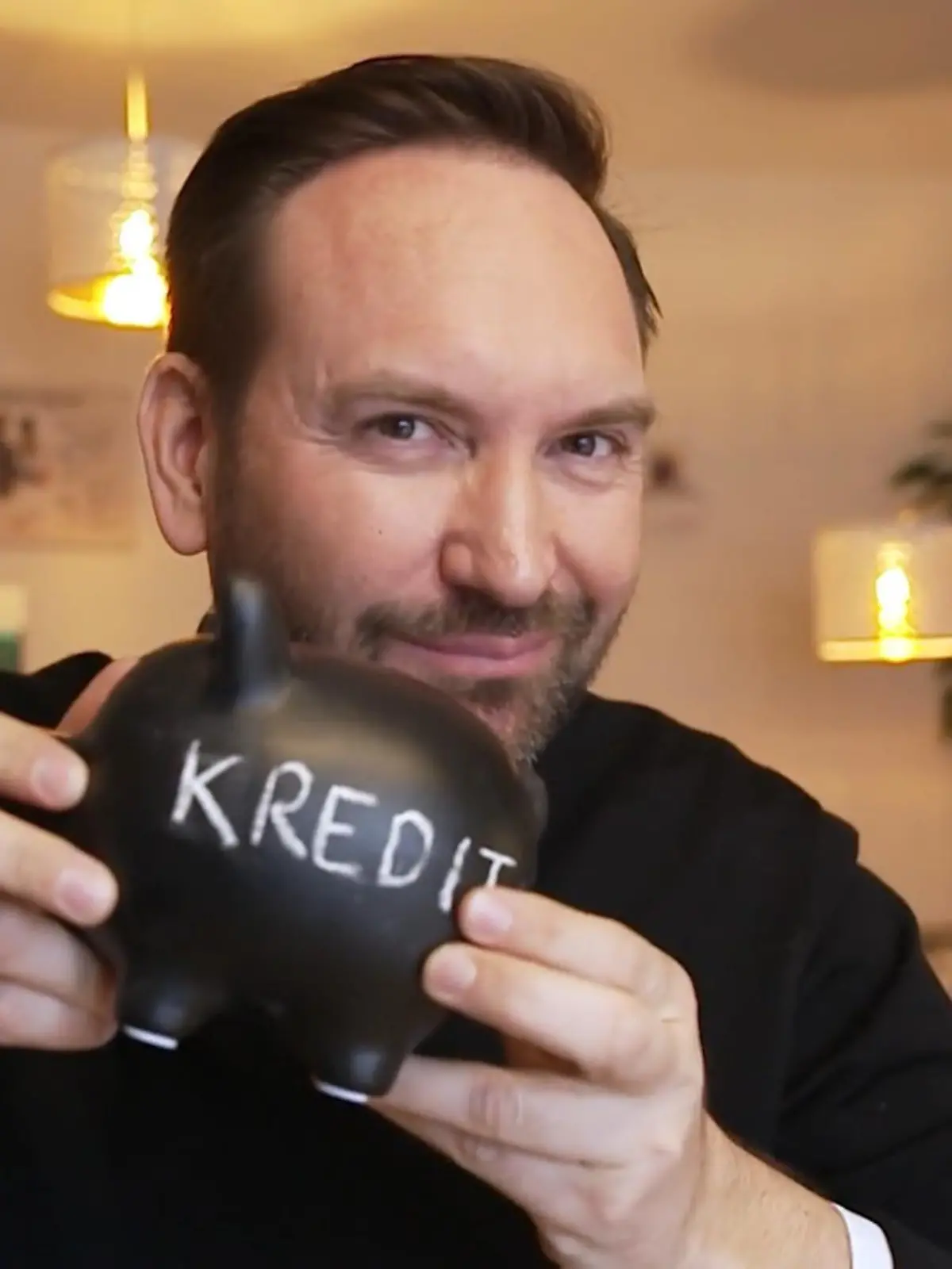 Das tolle Auto, die neue Waschmaschine, das schicke Smartphone: Dank Krediten können wir alles direkt kaufen – auch wenn wir das Geld gar nicht parat haben. Das ist praktisch, allerdings: Mehrere Kredite treiben unsere monatlichen Ausgaben enorm in die Höhe, das Geld wird erneut knapp. RTL-Verbraucherexperte Ron Perduss weiß, mit welchen Tricks wir bei laufenden Krediten sparen können – seine Tipps gibt’s im Video.