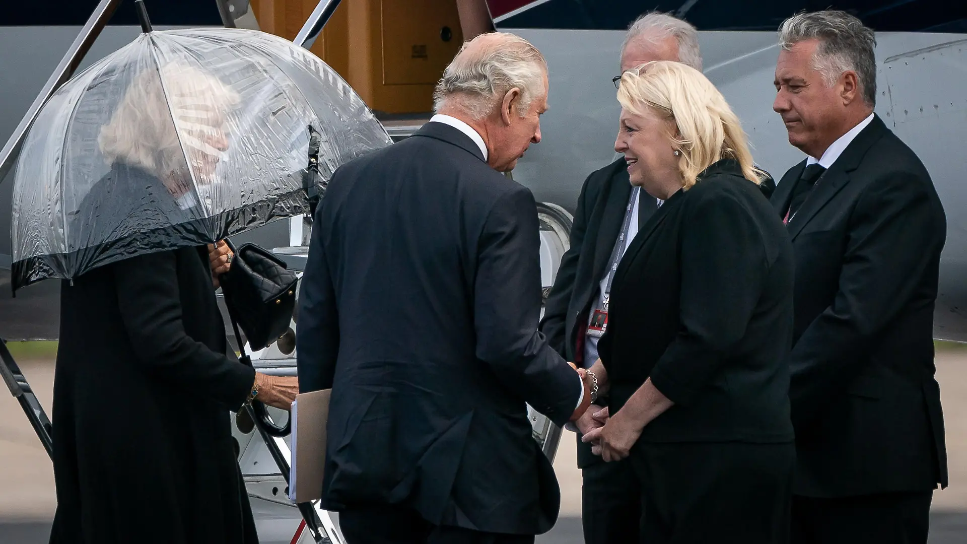 Queen Elizabeth II death. King Charles III and the Queen (left) are greeted at at Aberdeen Airport before boarding a plane travel to London following the death of Queen Elizabeth II on Thursday. Picture date: Friday September 9, 2022. See PA story DEATH Queen. ddp/Aaron Chown/PA Wire URN:68720566