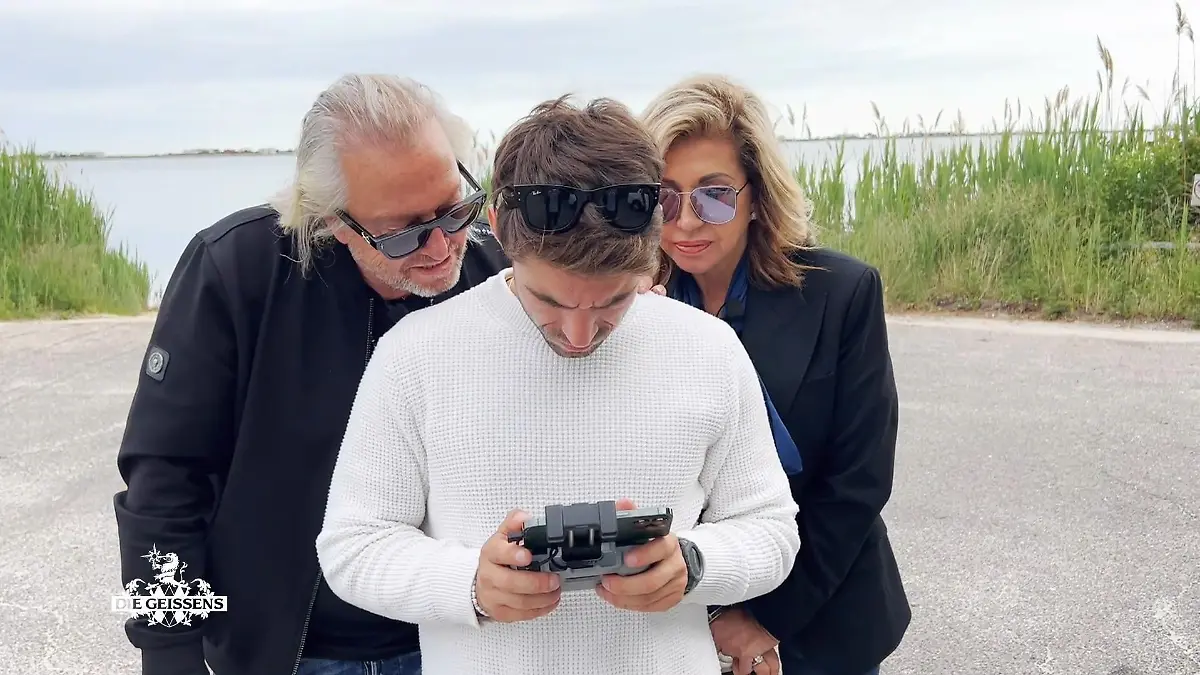 Ein Drohnenpilot soll Robert und Carmen Geiss helfen zu sehen, was auf dem versteckten Anwesen von Jennifer Lopez in den Hamptons so vor sich geht.