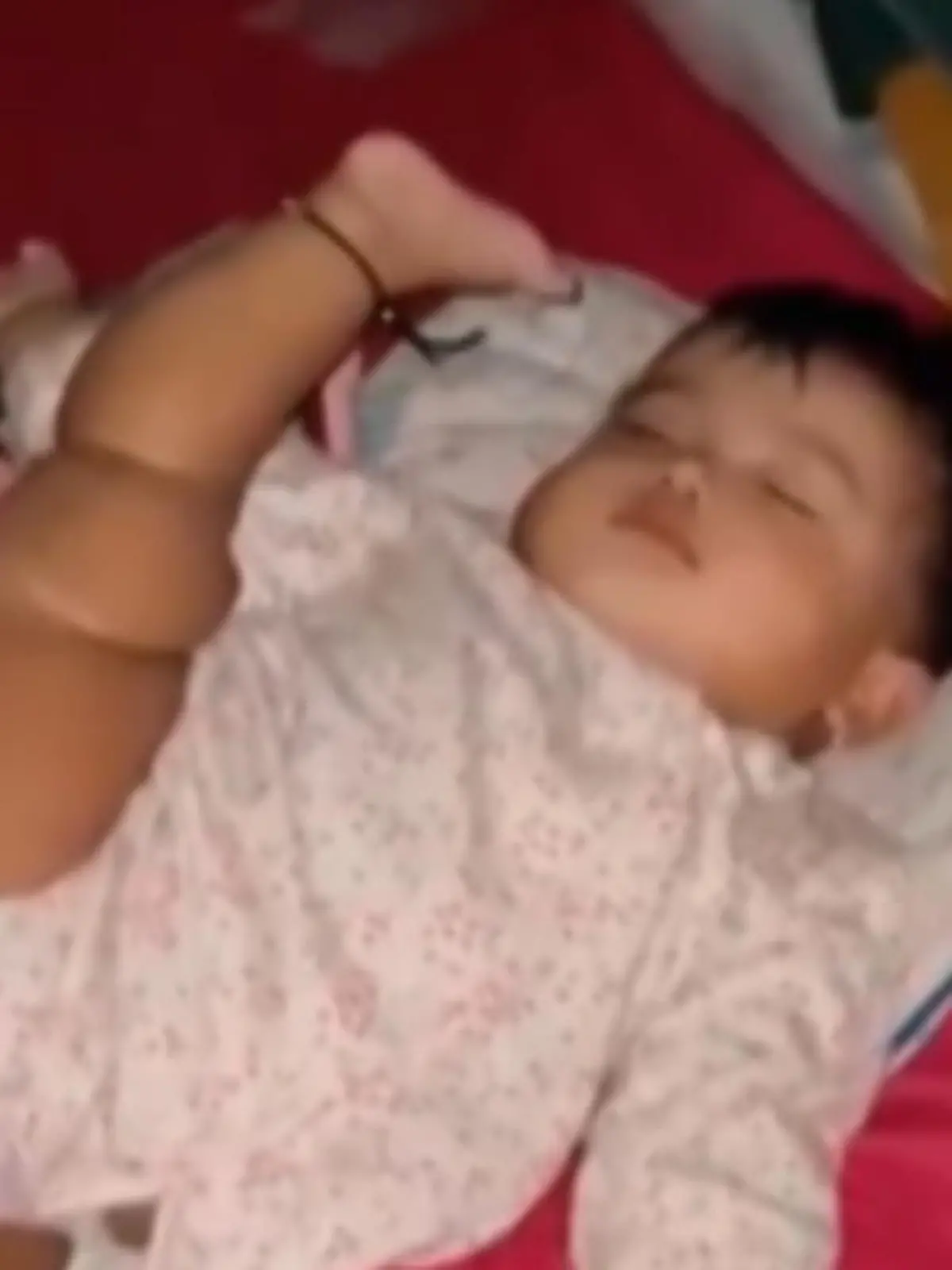Ein lustiges Video aus Indonesien macht die Runde: Ein 11 Monate altes Baby schläft tief und fest in seinem Bett, doch auf seine ganz eigene Art und Weise. Ein Bein streckt das kleine Mädchen nach oben. Wirklich gemütlich sieht das nicht aus, aber dem Baby geht es dabei offensichtlich bestens.