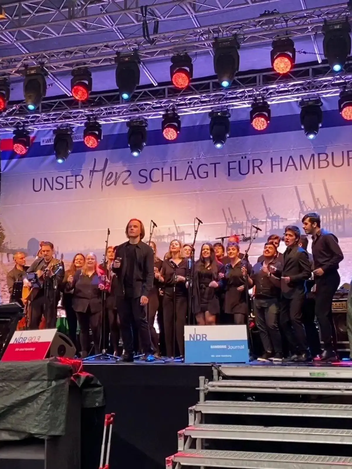 Gemeinsam mit knapp 1.000 Gäste haben Peter Tschentscher und Olaf Scholz die Hamburger Jahresfeier in Berlin gefeiert..