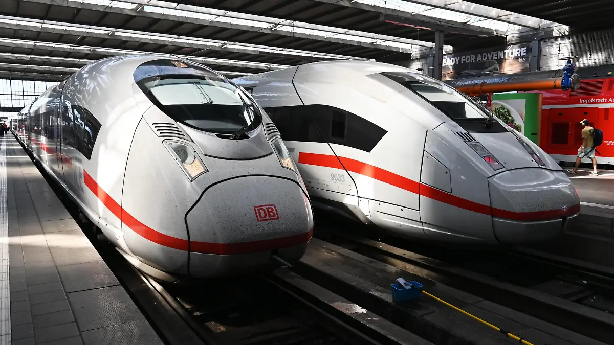 DB Deutsche Bahn, ICE Züge verschiedener Baureihen am Hauptbahnhof München *** DB Deutsche Bahn, ICE trains of different series at Munich central station