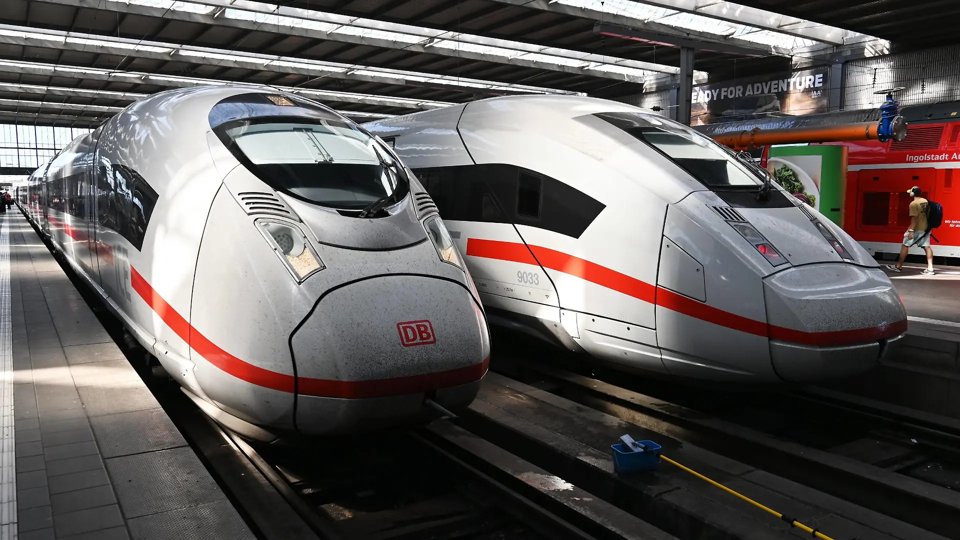DB Deutsche Bahn, ICE Züge verschiedener Baureihen am Hauptbahnhof München *** DB Deutsche Bahn, ICE trains of different series at Munich central station