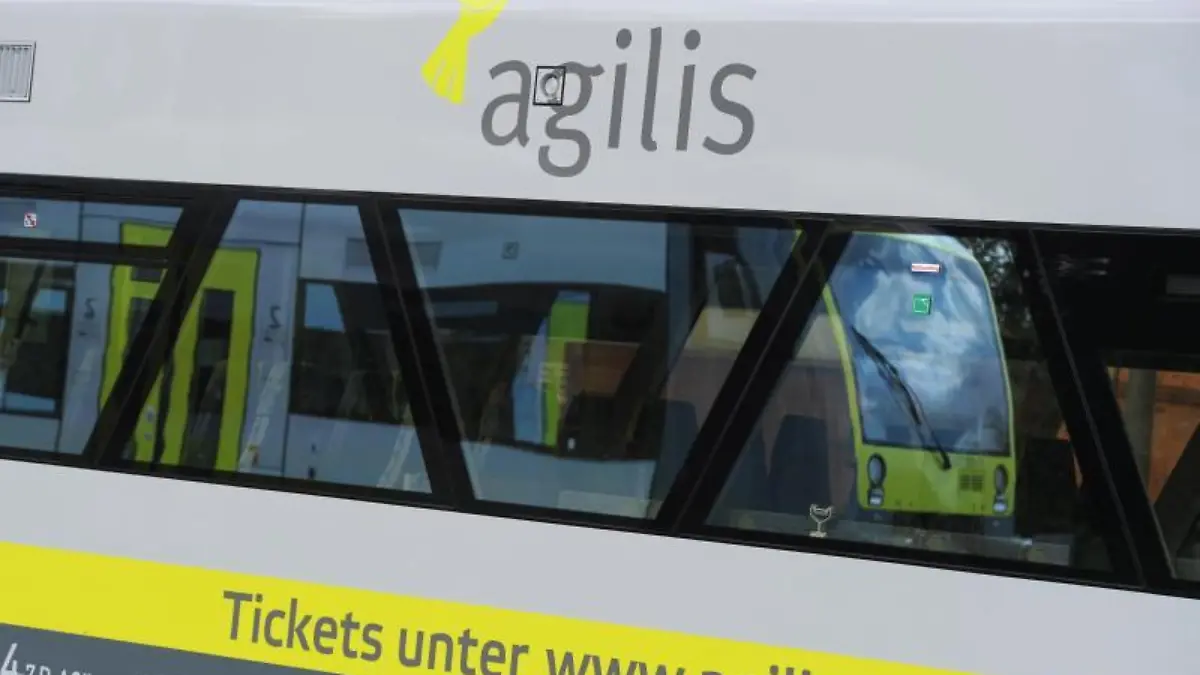 Ein Triebwagen der agilis steht am Bahnhof