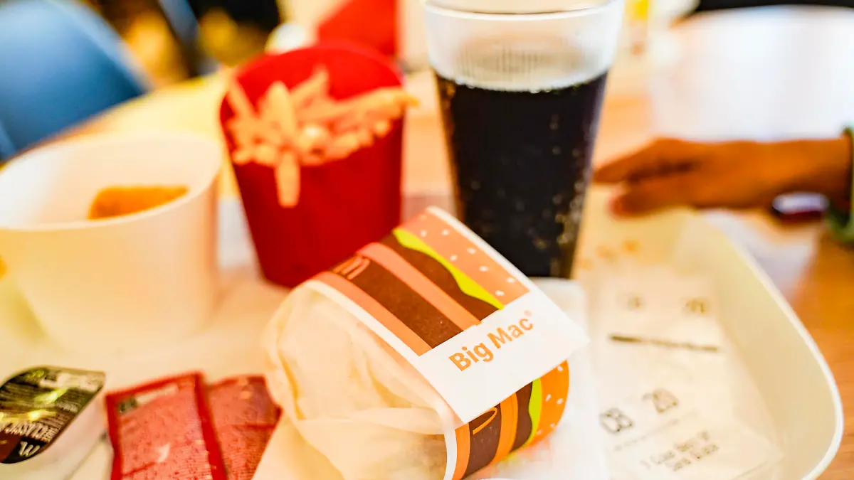 France, Cholet, 20220121. On the table in a McDonald s restaurant is a tray with a Big Mac menu (hamburger, chips, Coke) packaged in its new washable packaging (plastic cup and tray). Two sachets of ketchup and a jar of nuggets with sauce complete the menu. Photograph by Frederic Petry / Hans Lucas. France, Cholet, 20220121. Sur la table dun restaurant McDonalds se trouve un plateau avec un menu Big Mac (hamburger, frites, coca) conditionne dans son nouvel emballage lavable (gobelet et barquette en plastique). Deux sachets de ketchup et un pot de nuggets avec sa sauce completent le menu. Photographie de Frederic Petry / Hans Lucas. || Mindestpreis 10 Euro 