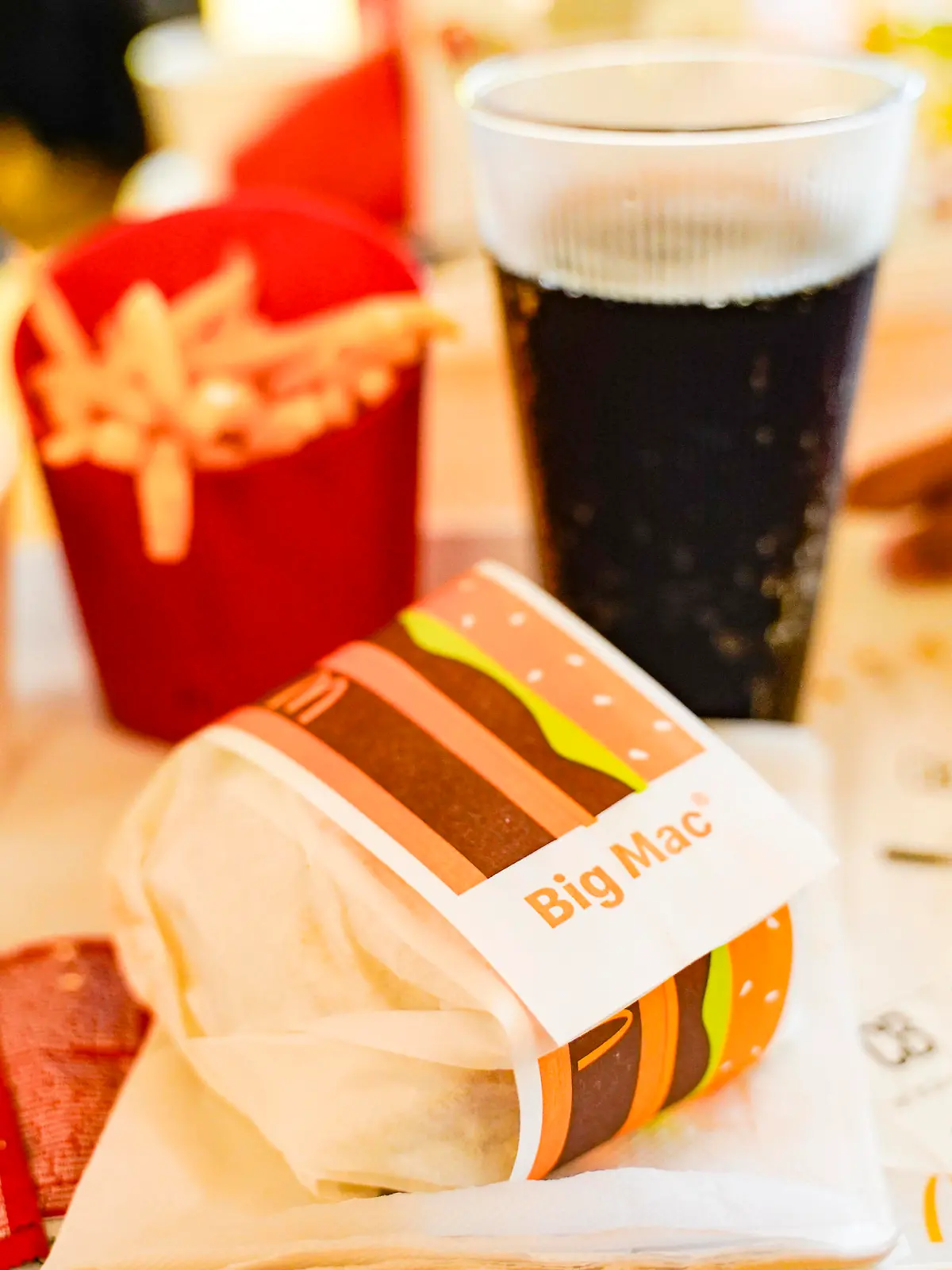 France, Cholet, 20220121. On the table in a McDonald s restaurant is a tray with a Big Mac menu (hamburger, chips, Coke) packaged in its new washable packaging (plastic cup and tray). Two sachets of ketchup and a jar of nuggets with sauce complete the menu. Photograph by Frederic Petry / Hans Lucas. France, Cholet, 20220121. Sur la table dun restaurant McDonalds se trouve un plateau avec un menu Big Mac (hamburger, frites, coca) conditionne dans son nouvel emballage lavable (gobelet et barquette en plastique). Deux sachets de ketchup et un pot de nuggets avec sa sauce completent le menu. Photographie de Frederic Petry / Hans Lucas. || Mindestpreis 10 Euro 