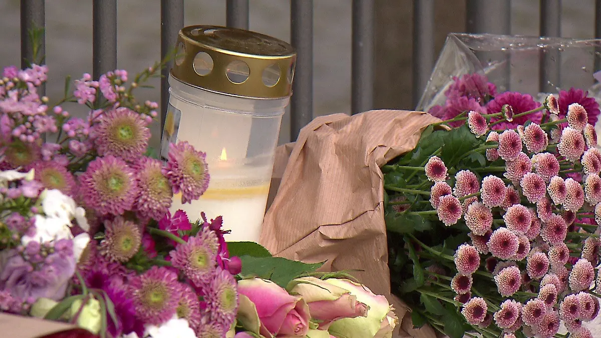 Vor dem Britischen Konsulat in Hamburg legen viele Trauernden Blumen ab.