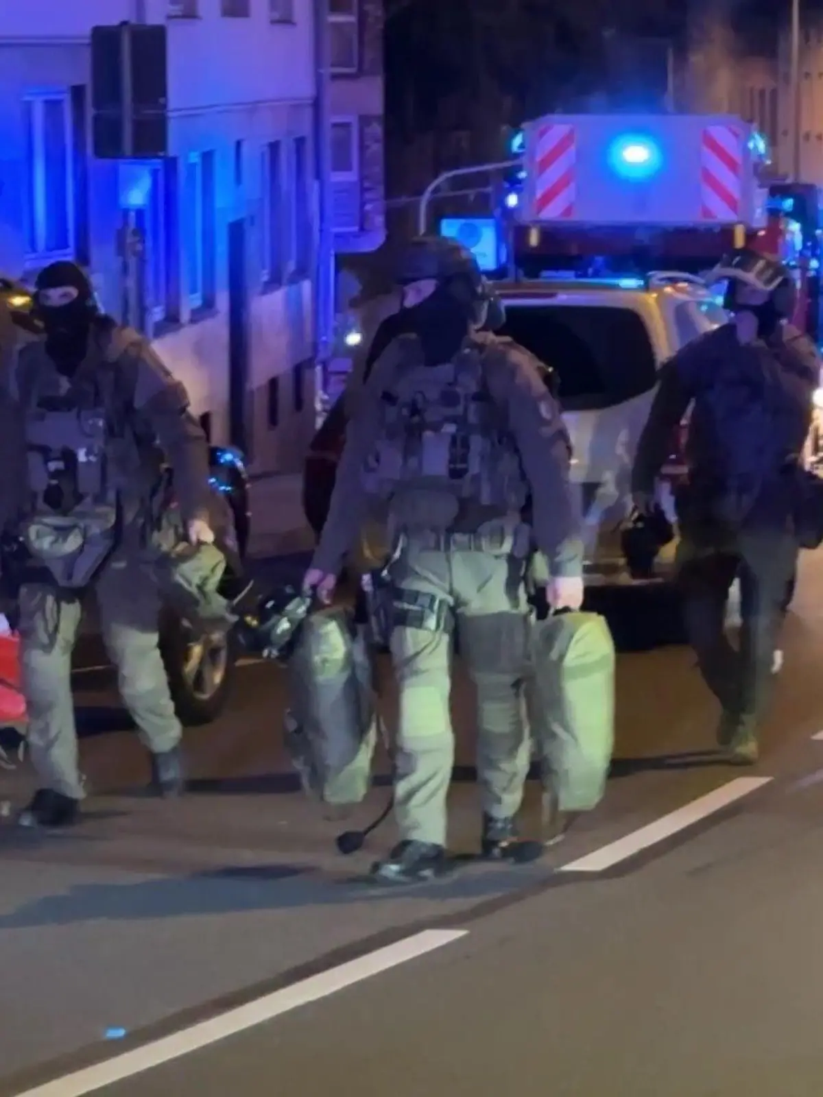 Im Luisenhospital in Aachen läuft aktuell ein großer Polizei- und Feuerwehr-Einsatz.