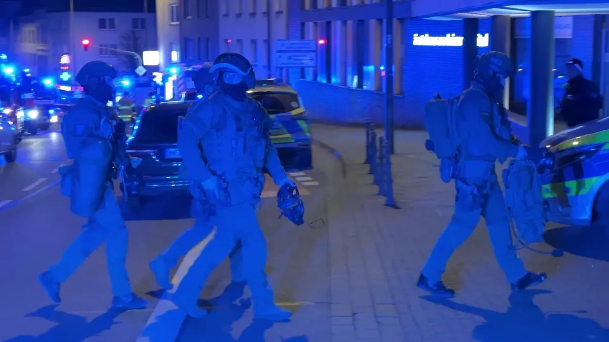 Rund um das Krankenhaus gibt es am Abend Straßensperrungen. Viele Einsatzkräfte der Polizei sind vor Ort.