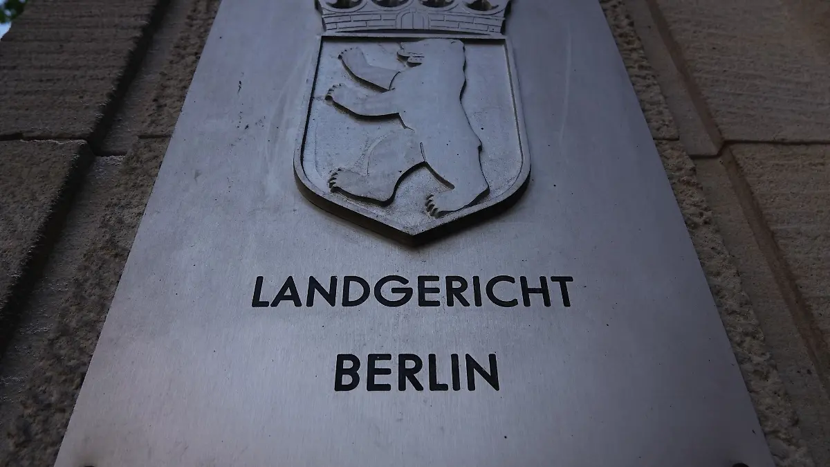 Der Eingang des Landgerichts Berlin mit dem Schriftzug des Gerichts und dem Berliner Wappen.
