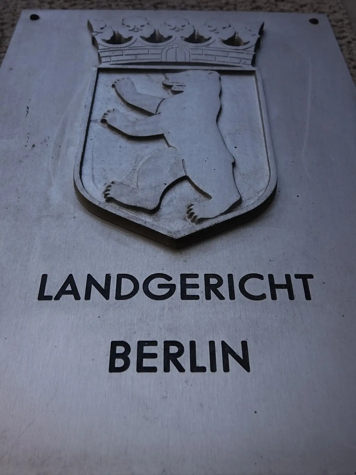 Der Eingang des Landgerichts Berlin mit dem Schriftzug des Gerichts und dem Berliner Wappen.