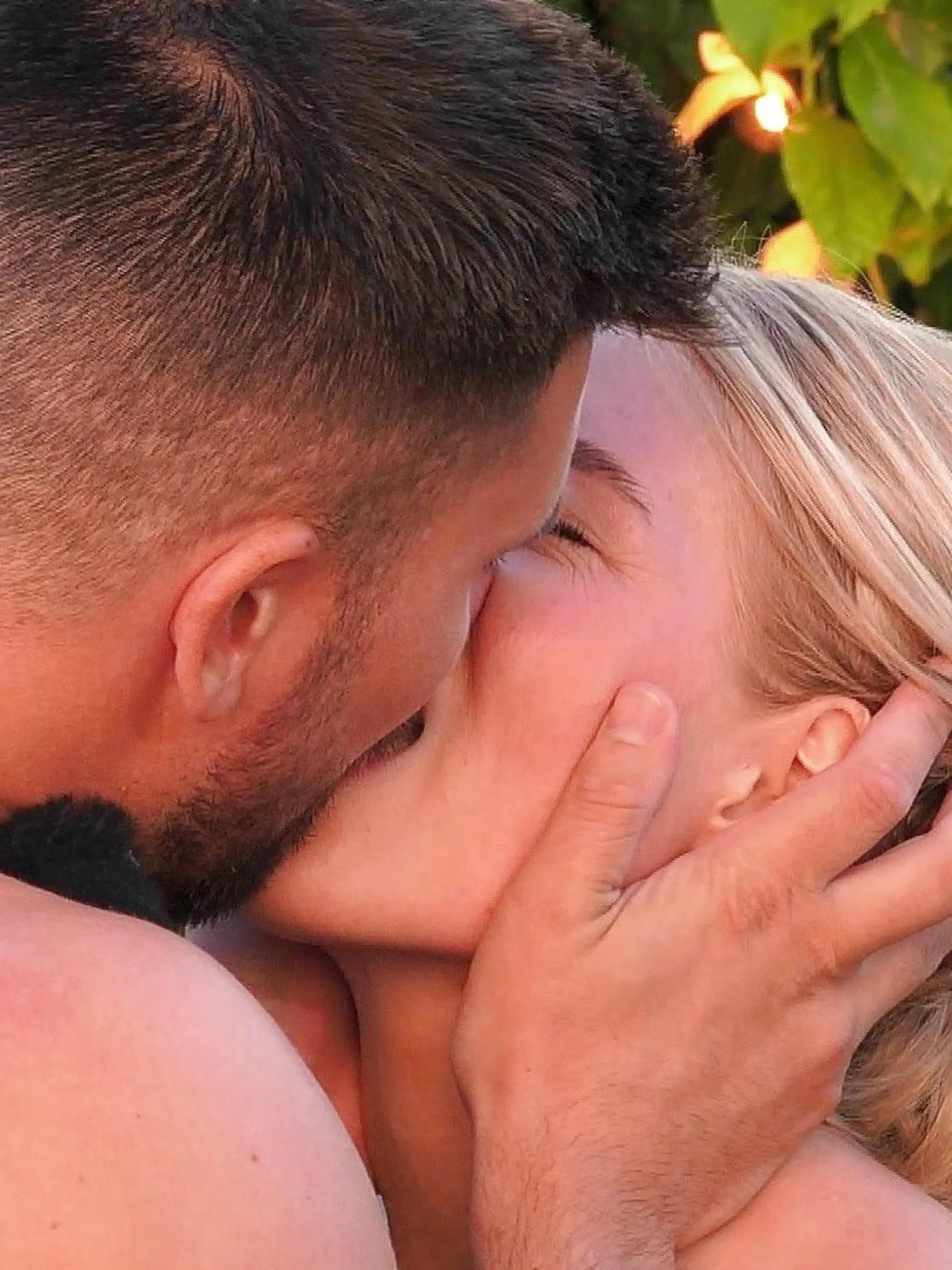 Da ist er:  der erste Kuss für Antonia Hemmer bei „Make Love, Fake Love“ !