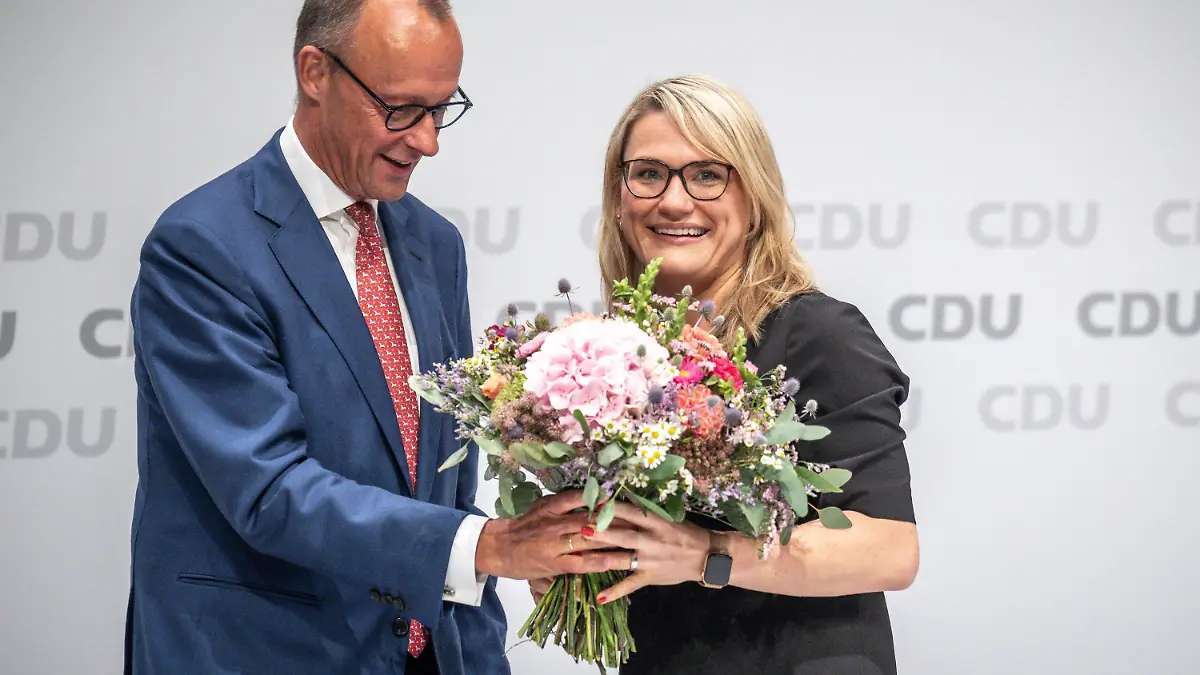 09.09.2022, Niedersachsen, Hannover: Christina Stumpp, neugewählte stellvertretende CDU Generalsekretärin, steht neben Friedrich Merz, CDU Bundesvorsitzender, beim CDU Bundesparteitag. Der 35. Parteitag der CDU auf dem Messegelände wird seit der Corona-Pandemie erstmals wieder in Präsenz abgehalten. Foto: Michael Kappeler/dpa +++ dpa-Bildfunk +++