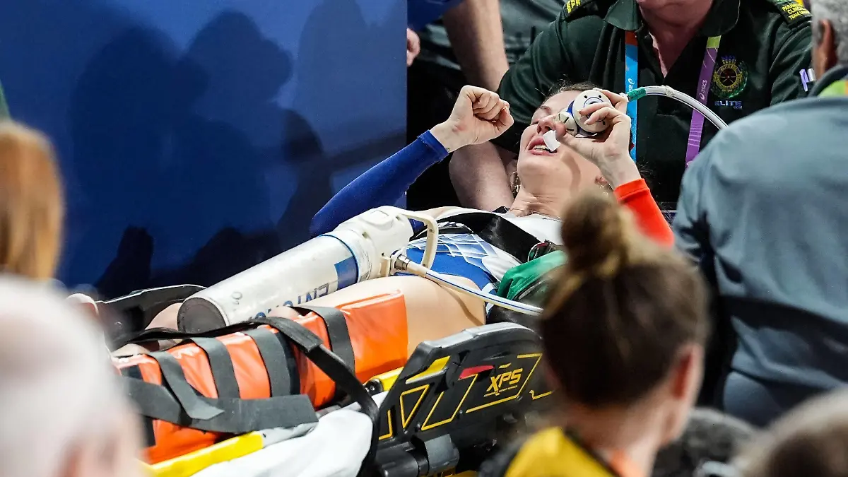 Margot Chevrier of France leaves the arena on a stretcher with a gas & air tank after breaking a leg during the Pole Vault Women Final. 2024 World Athletics Indoor Championships, Day Two, Athletics, Commonwealth Arena, Glasgow, UK - 02 Mar 2024 PUBLICATIONxINxGERxSUIxAUTxHUNxGRExMLTxCYPxROUxBULxUAExKSAxONLY Copyright: xStuartxWallace/Shutterstockx 14370446cl