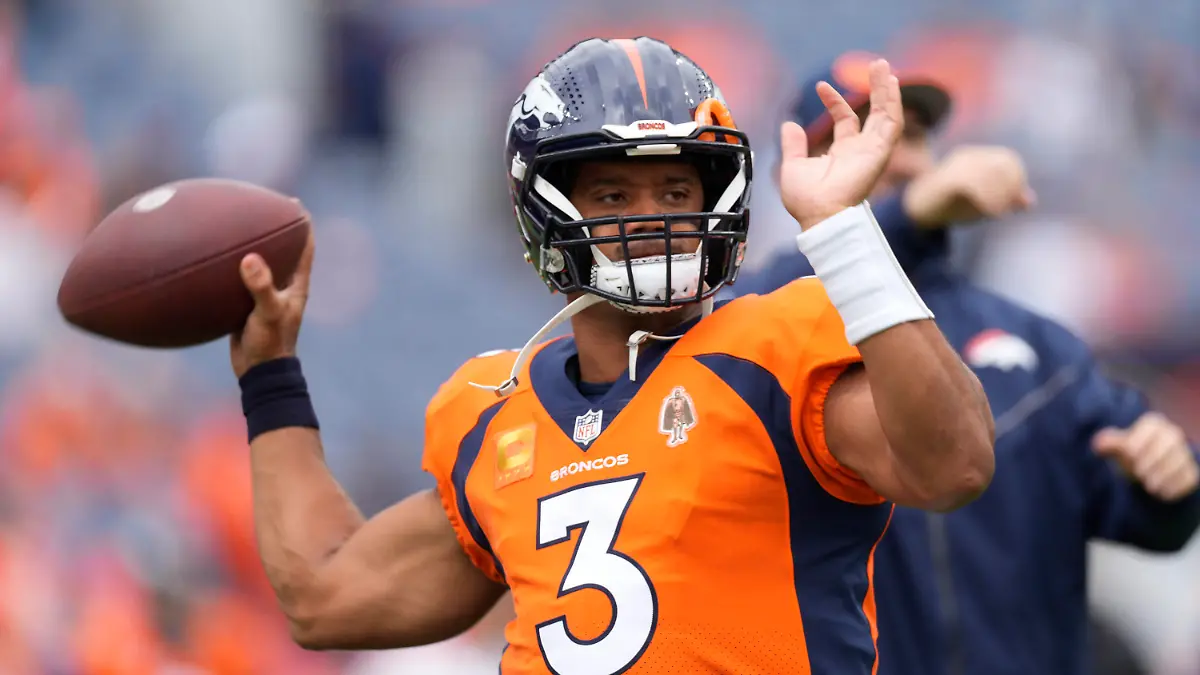 ARCHIV - 10.09.2023, USA, Denver: American Football: Profiliga NFL, Hauptrunde, Hauptrunde-Partien, 1. Spieltag, Denver Broncos - Las Vegas Raiders. Quarterback Russell Wilson von den Denver Broncos wärmt sich auf. Spielmacher und Team trennen sich. (zu dpa: «Broncos trennen sich von Quarterback Russell Wilson») Foto: David Zalubowski/AP/dpa +++ dpa-Bildfunk +++
